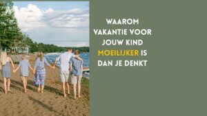 Gezin wandelt samen op het strand tijdens de zomervakantie